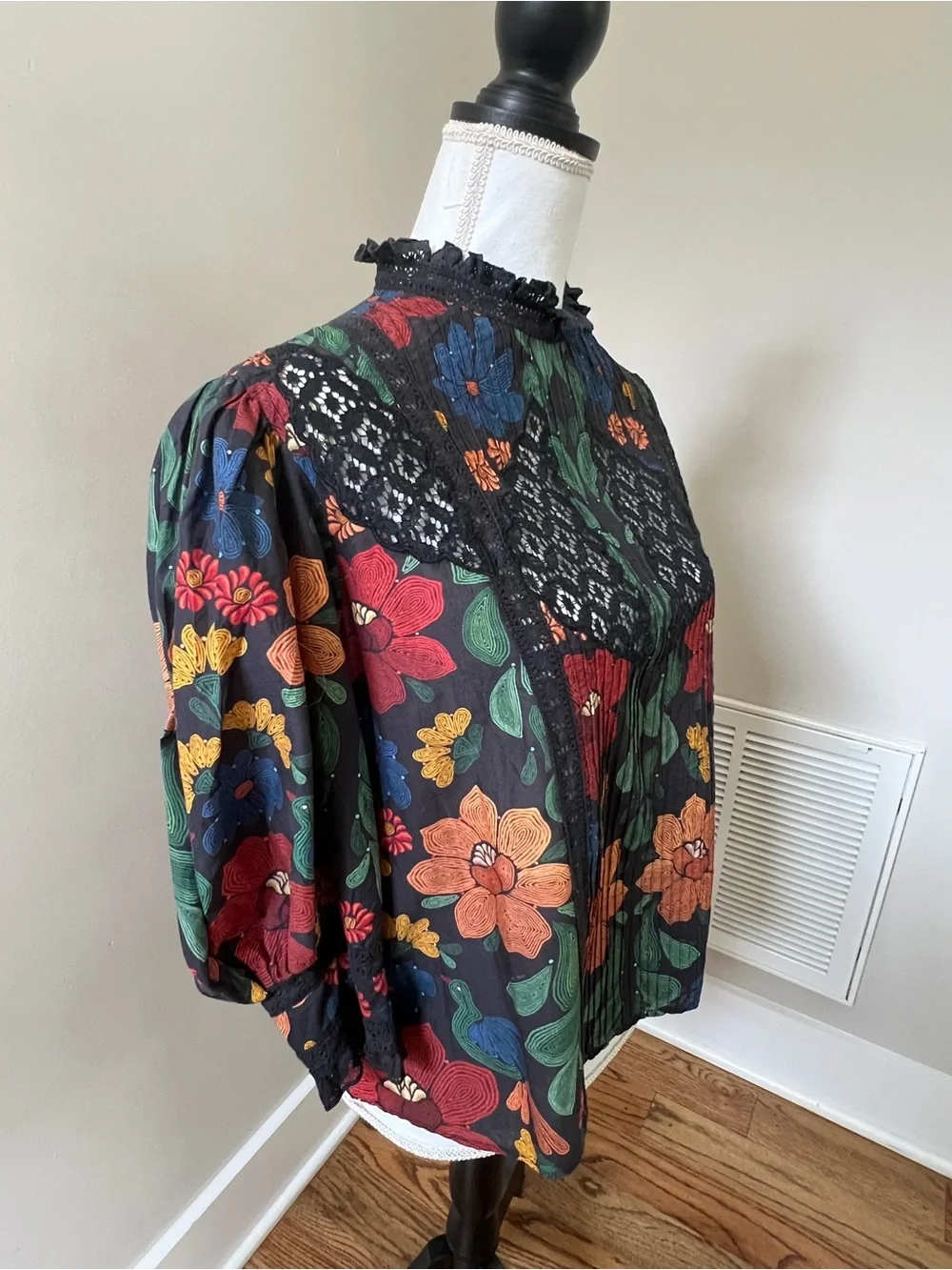 FARM Rio Stitched Garden Puff Sleeve Blouse - Picture 2 of 3